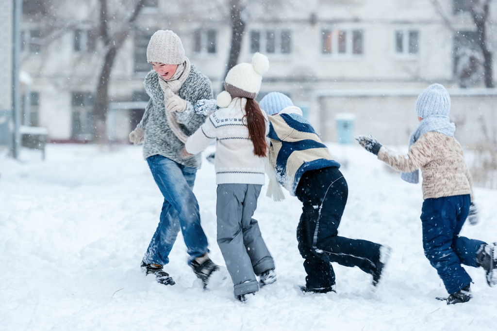 Играем со снегом. Дети играющие в снежки. Дети играют в снегу. Дети на улице зимой. Дети зима улица.